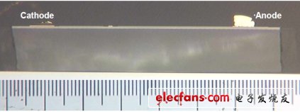 見上圖，LED芯片核心部分對角線橫截面圖樣，可測得約為0.1mm。GaN層的表面是薄薄的柵欄層。用陰極追蹤查探得知電極位于很靠近中心位置