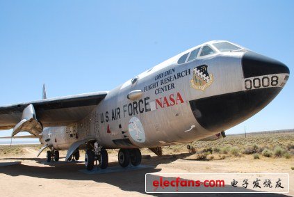 NASA 5-52：上圖是U.S. Air Force/NASA B-52，這是用來為一系列裝有火箭發(fā)動機的航天器進行墜落測試的