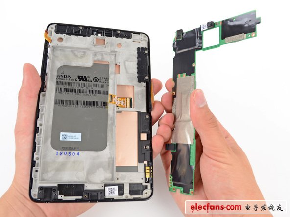 拆下Nexus 7 的主板可以看到，PCB電路板堆放著 1 GB Hynix H5TC2G83CFR DDR3 RAM，還有和 MacBook Pro Retina相同的功能模塊