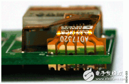 圖3. 安裝在柔性PCB上ADT7320的側視圖