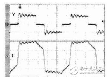 圖3 　使用普通功率母排時(shí)變壓器初級電壓、電流波形