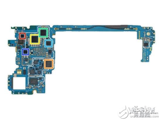 接下來處理手機邊框上的一些模塊，比如音量鍵、電源鍵，通過拆解可以看到這兩部分被“集成”到一個塑料框架上。